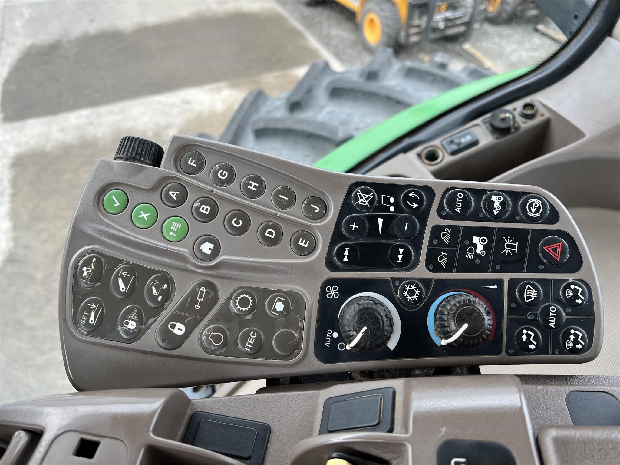 2013 John Deere 8285R Tractor