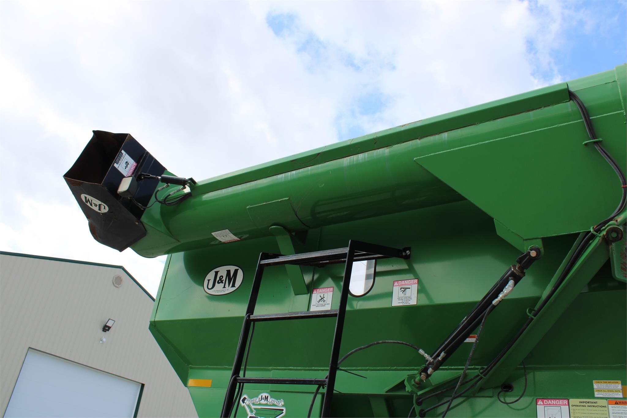  J&M 875-18 Grain Cart