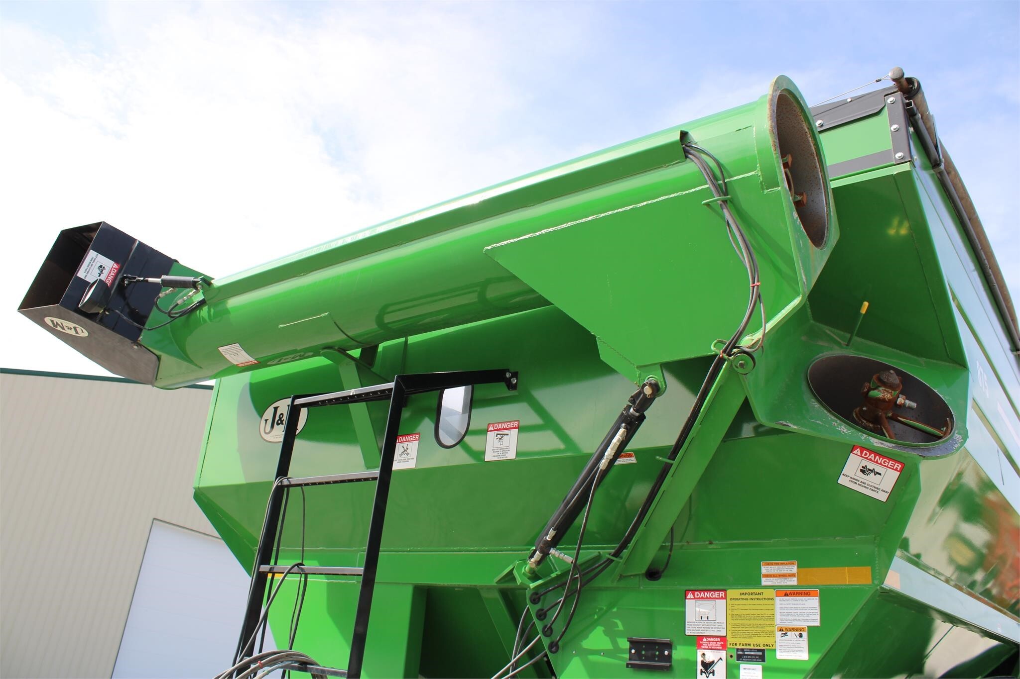 2011 J&M 875-18 Grain Cart