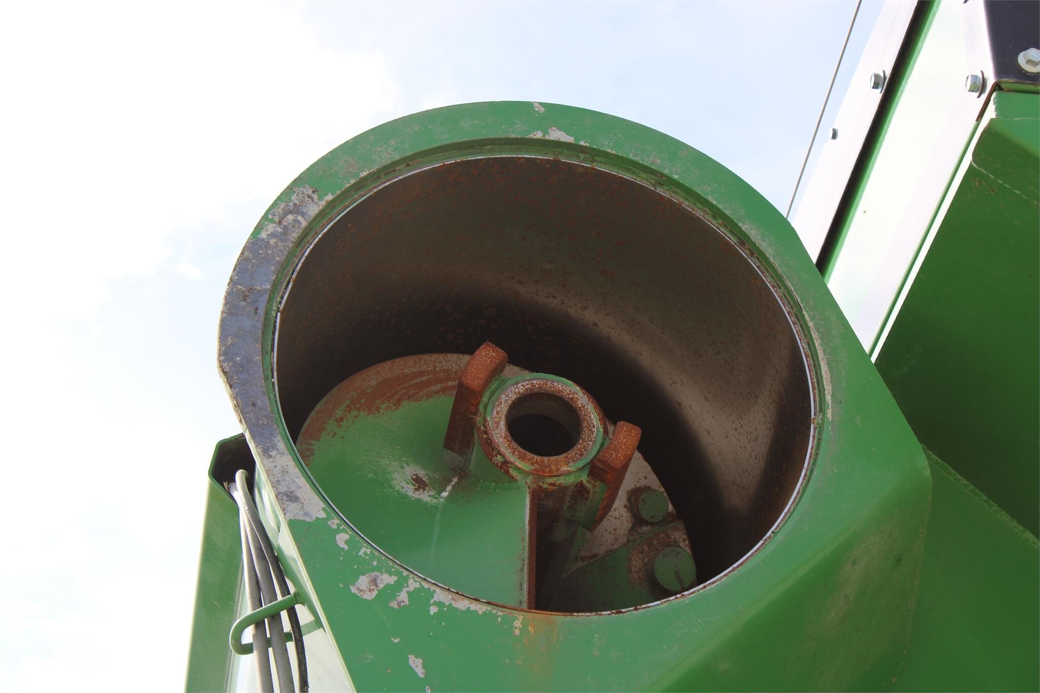 2011 J&M 875-18 Grain Cart