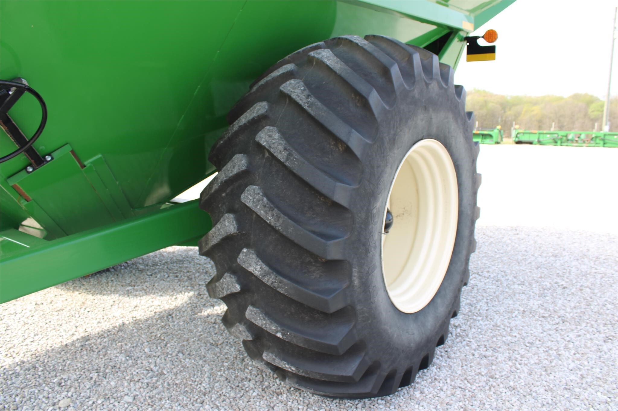 2011 J&M 875-18 Grain Cart