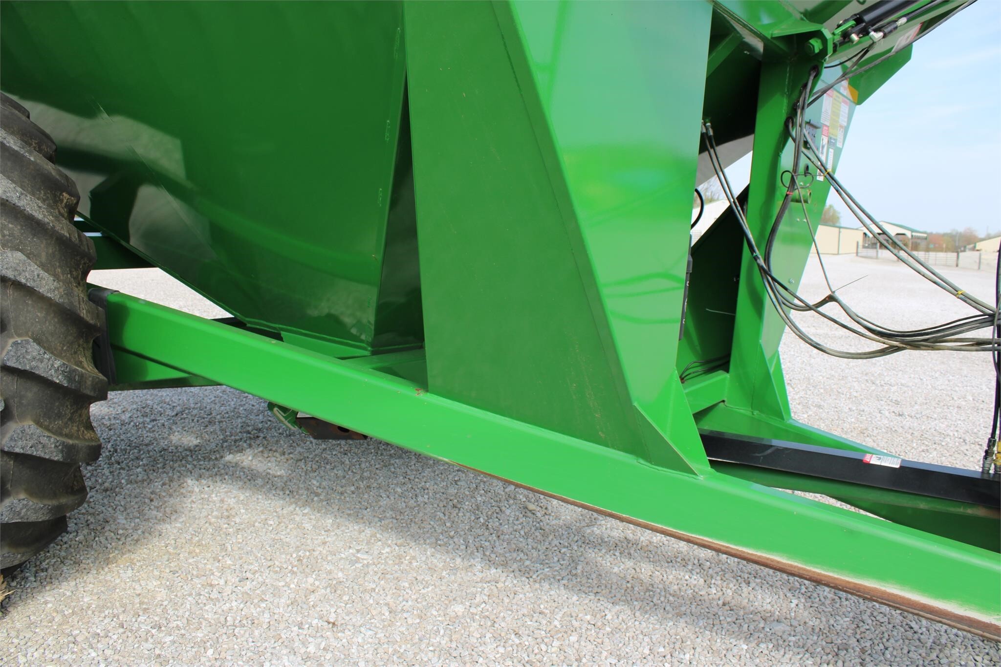 2011 J&M 875-18 Grain Cart