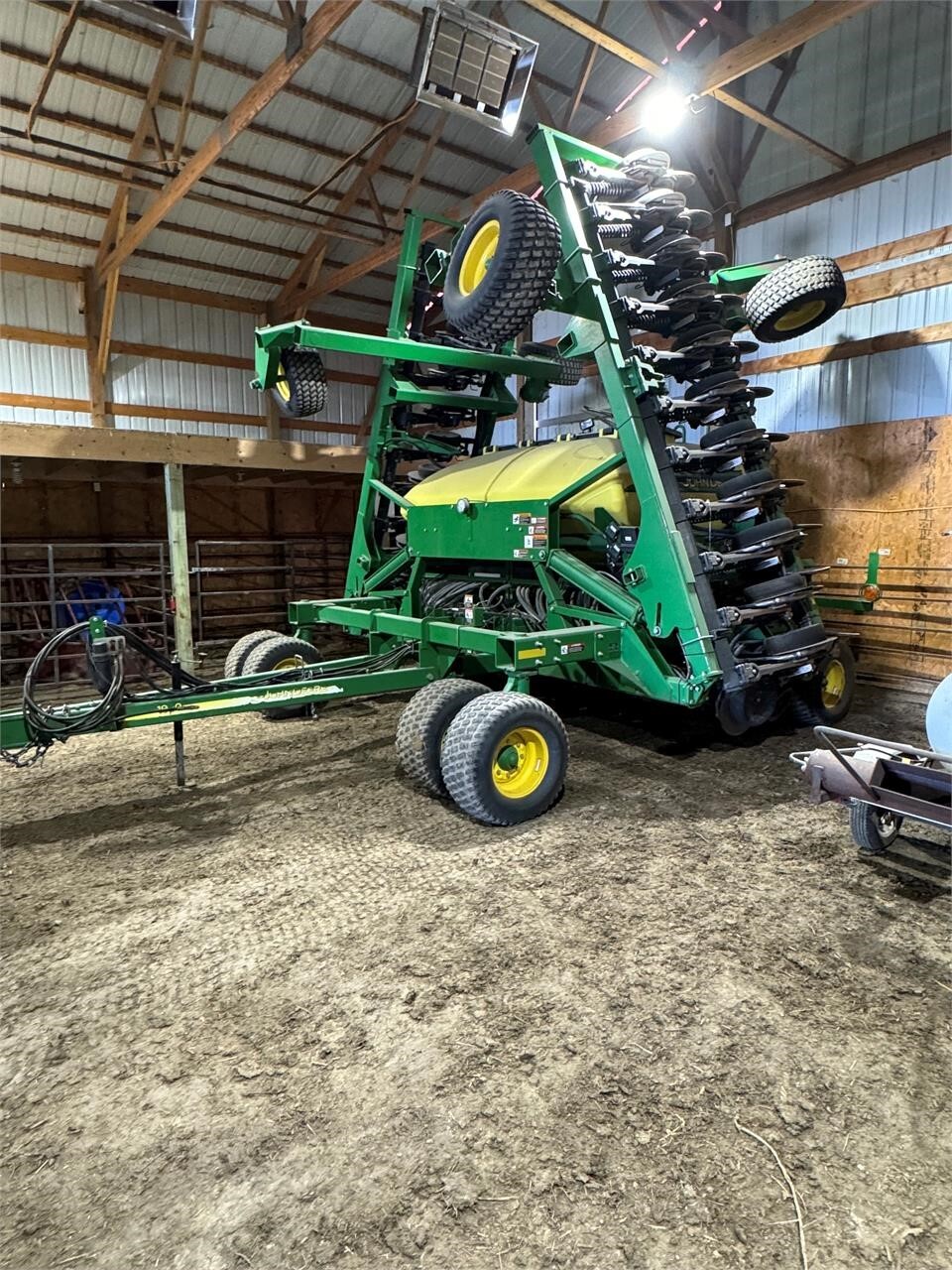 2017 John Deere 1990 Air Seeder 81,000 Machinery Pete