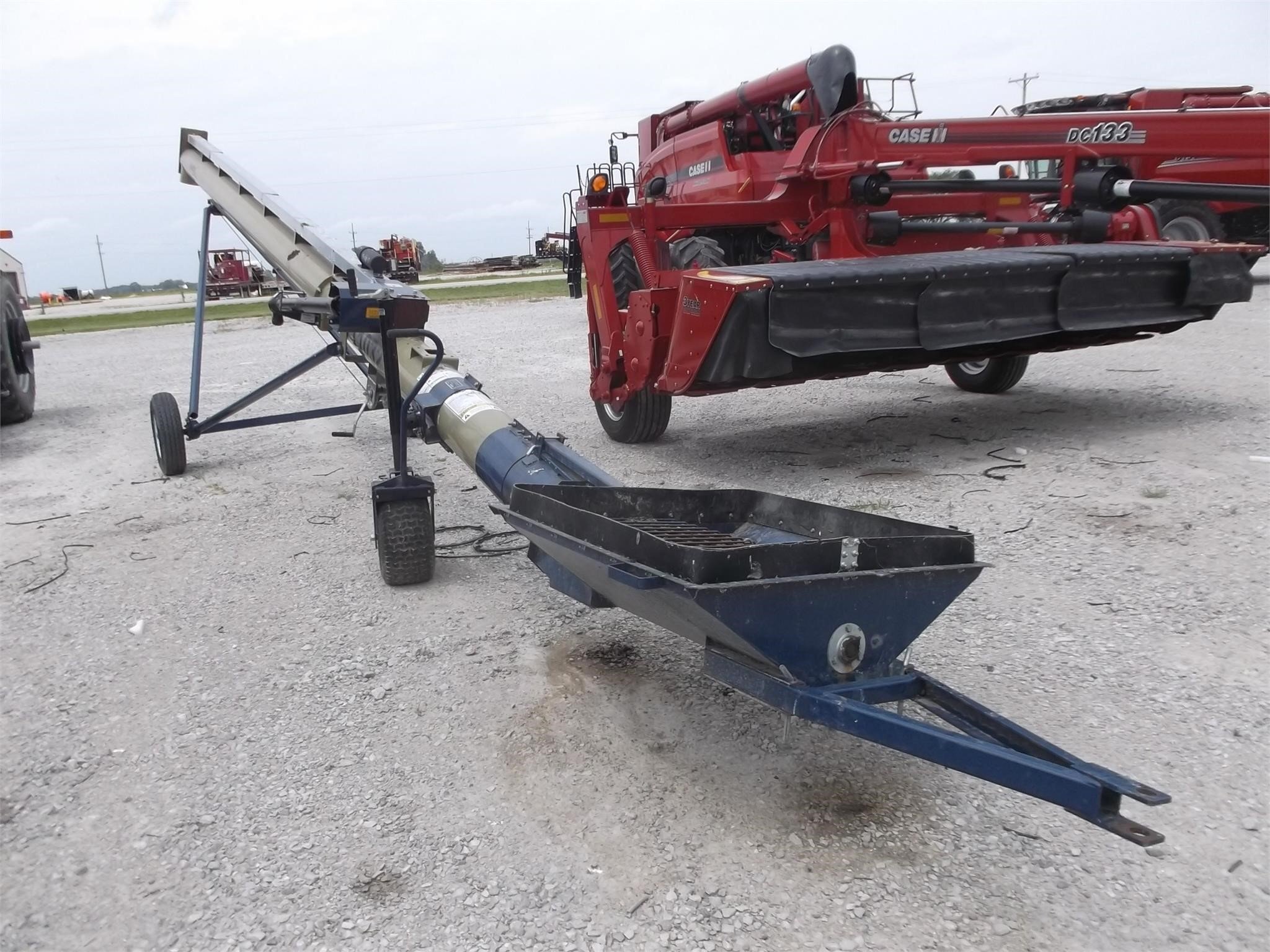  Harvest International T1032 Augers and Conveyor