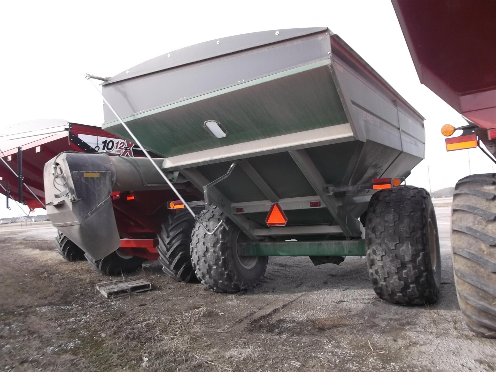 2014 Brent 1082 Grain Cart