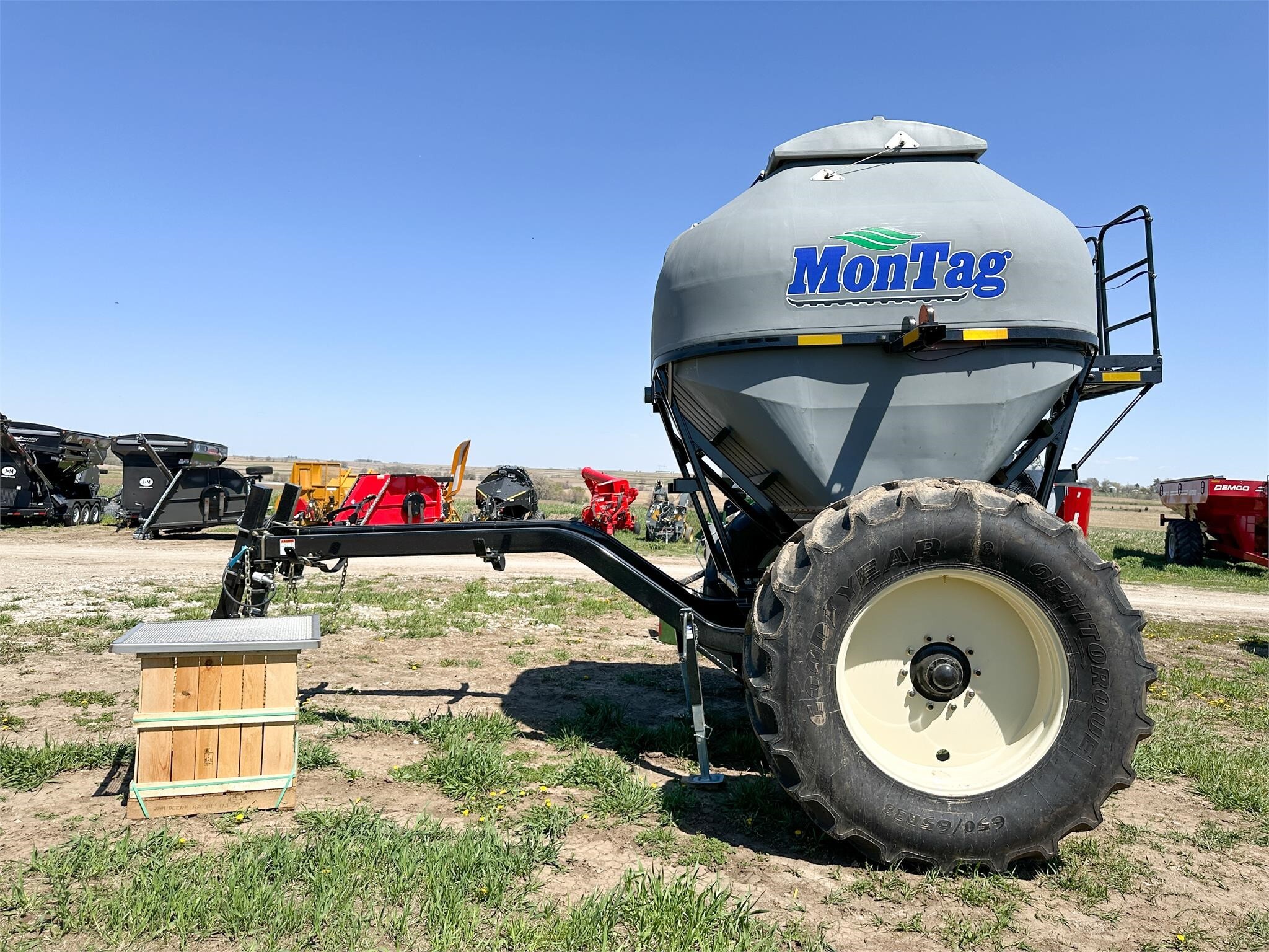 2026 MonTag HIGH OUTPUT 9 Pull-Type Fertilizer Spreader