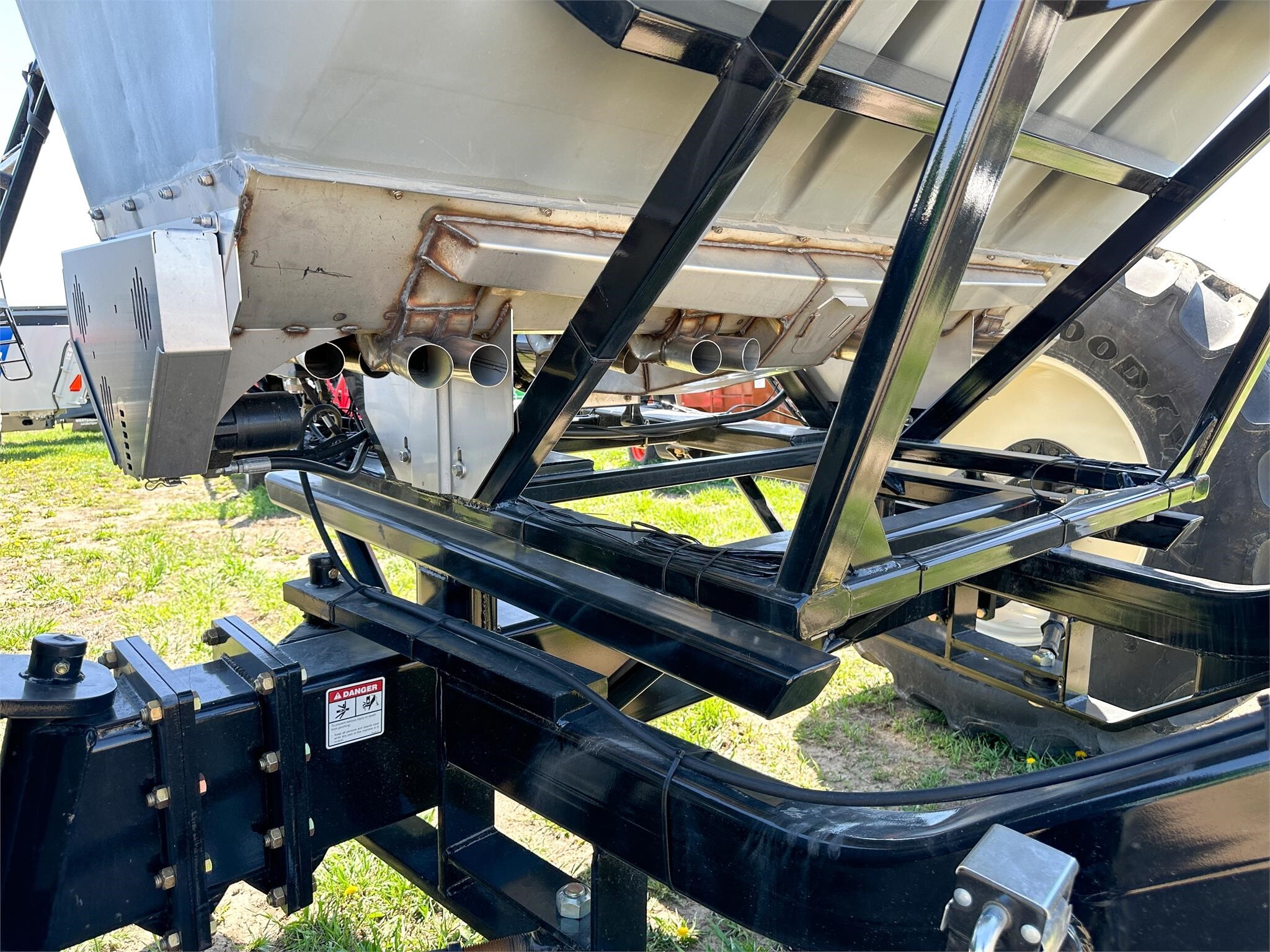 2026 MonTag HIGH OUTPUT 9 Pull-Type Fertilizer Spreader