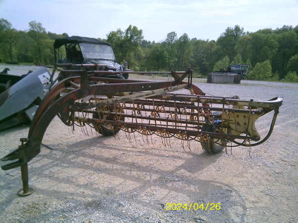 1980 New Holland 256 Rake