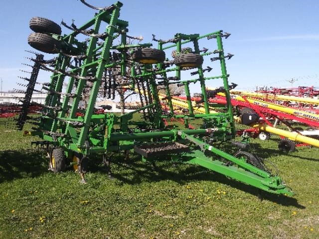 2010 John Deere 2210 Field Cultivator
