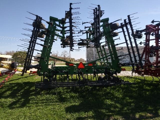 2010 John Deere 2210 Field Cultivator