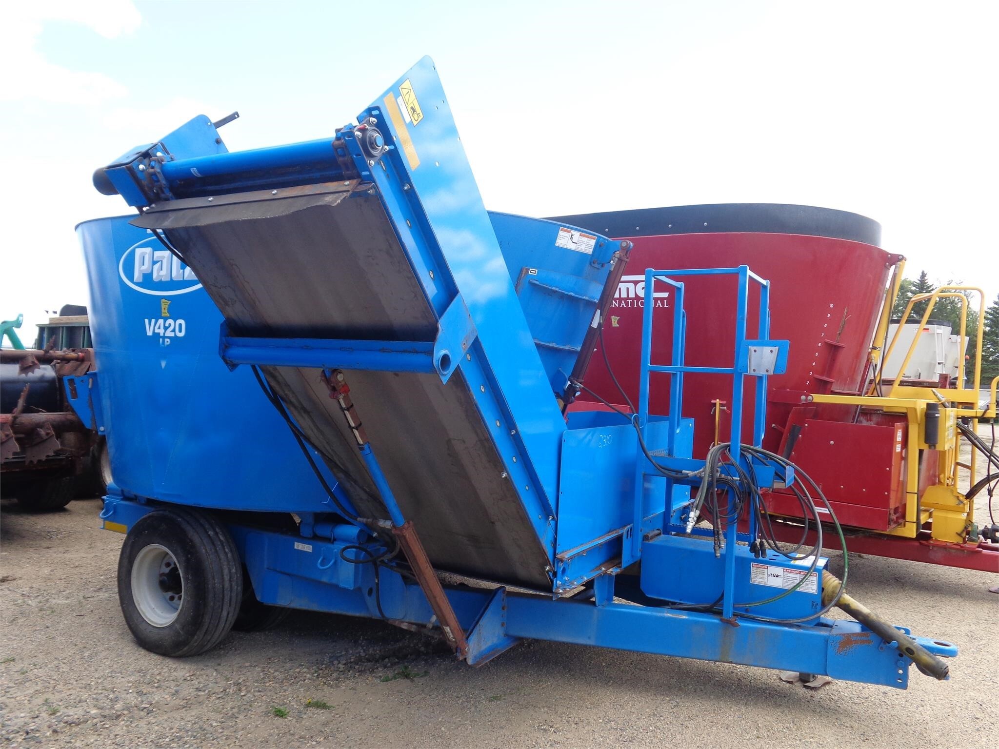  Patz 1100 SERIES 420 Feed Wagon