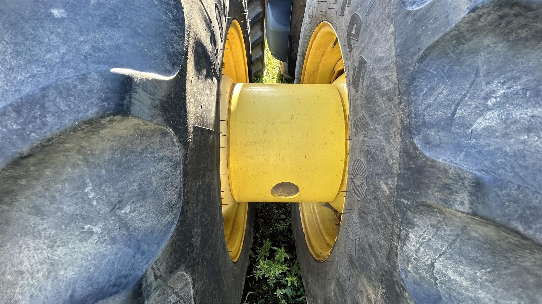 2012 John Deere 8335R Tractor