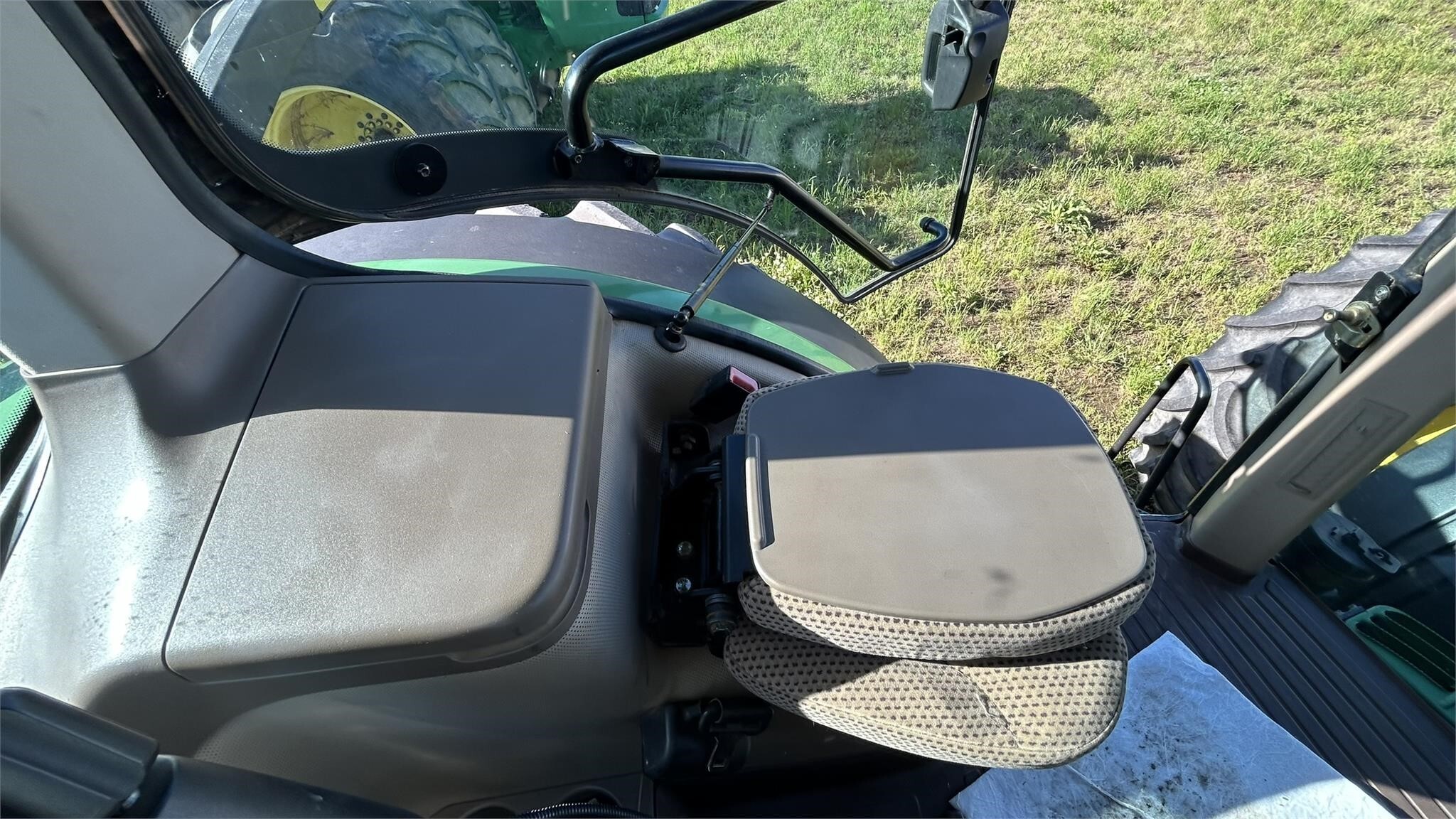 2012 John Deere 8335R Tractor