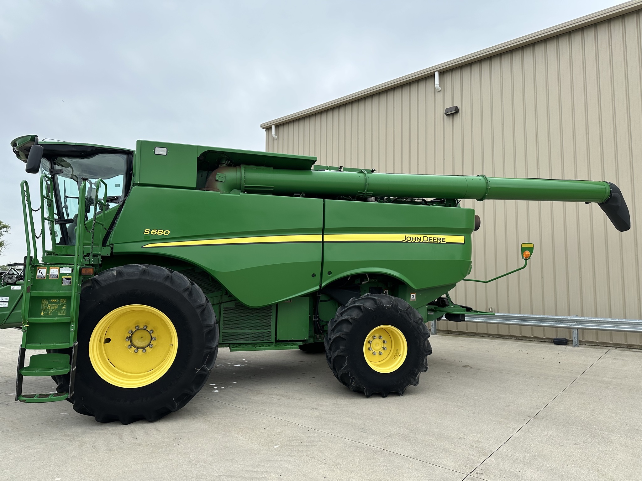 2016 John Deere S680 Combine