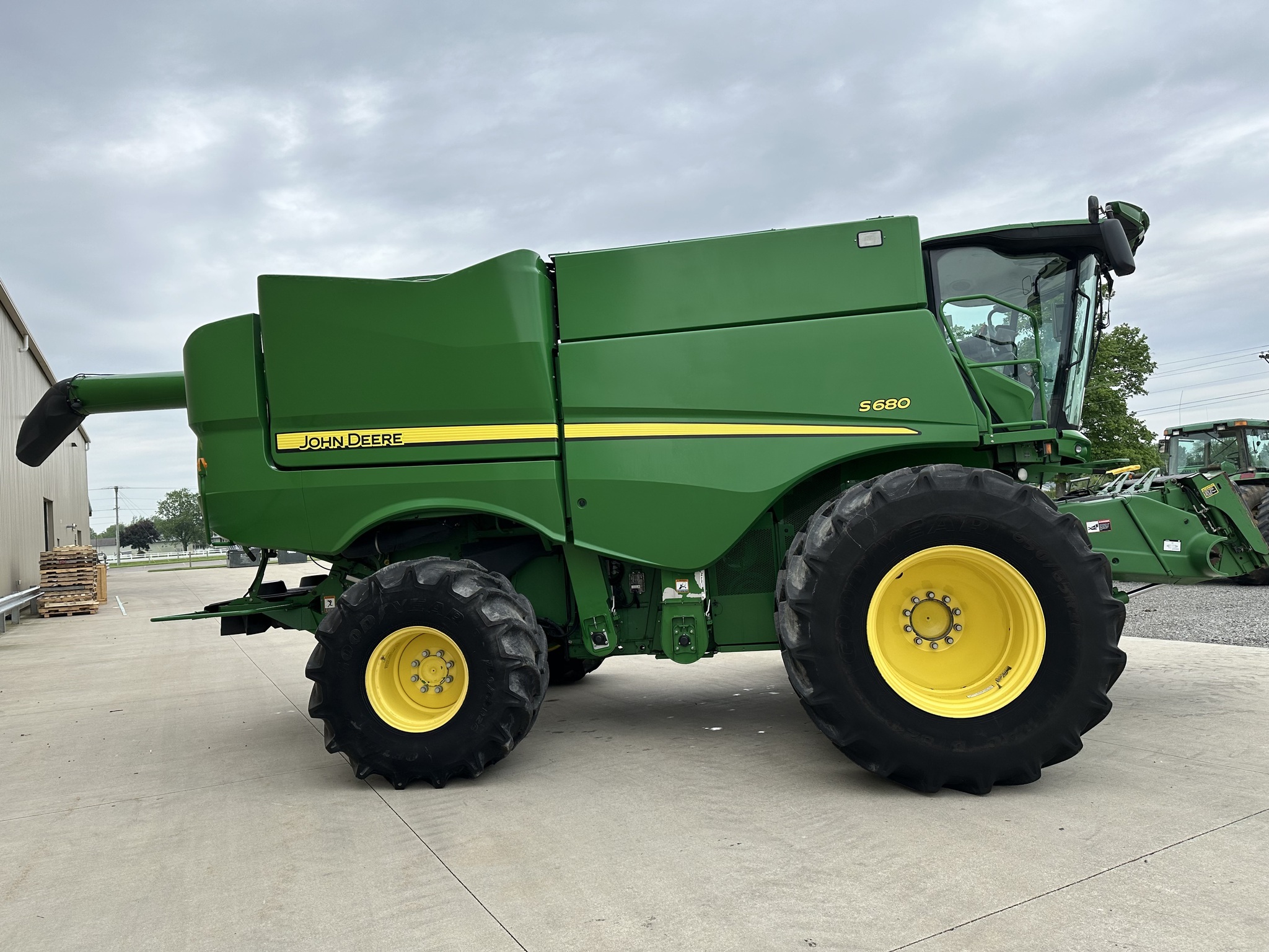 2016 John Deere S680 Combine
