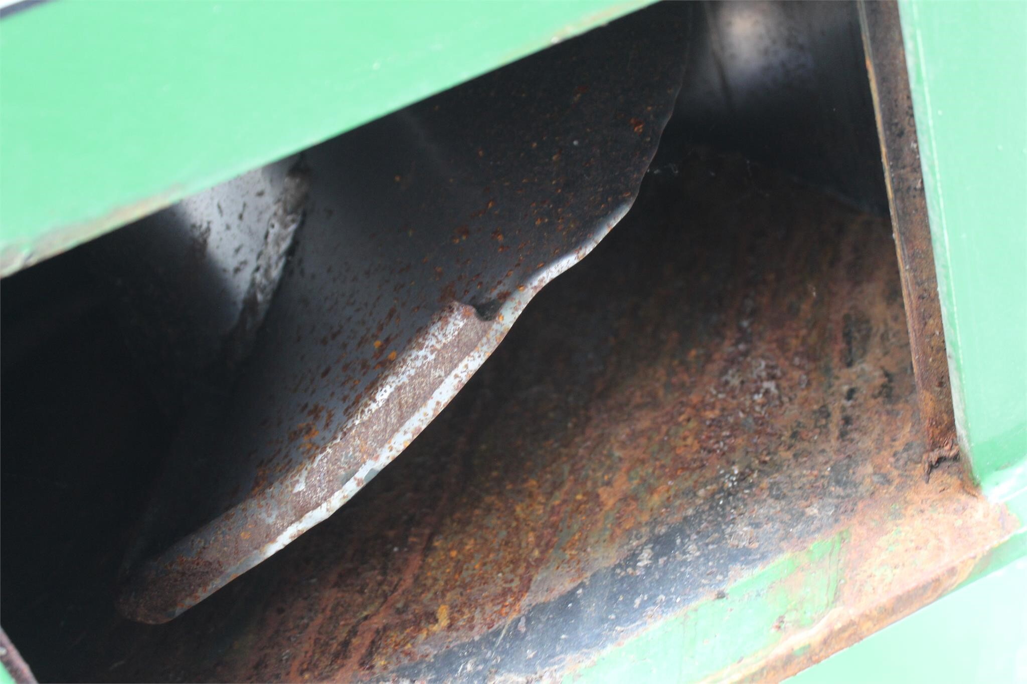 2011 J&M 875-18 Grain Cart