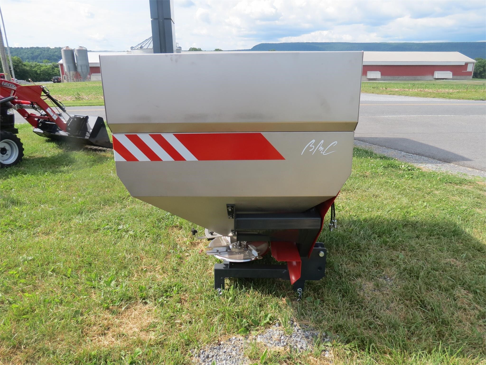 2025 BMC SYNTRA 1500 Pull-Type Fertilizer Spreader