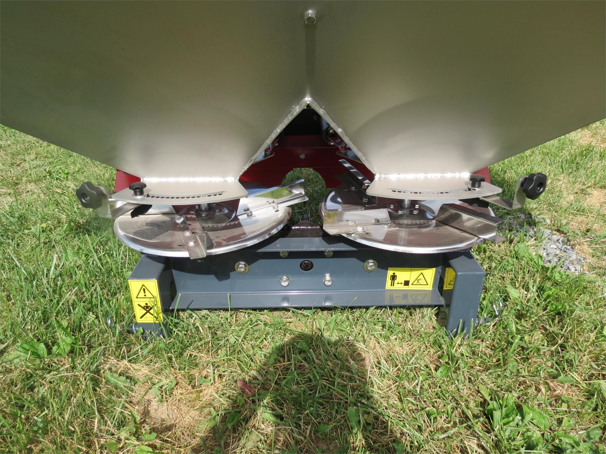 2025 BMC SYNTRA 1500 Pull-Type Fertilizer Spreader