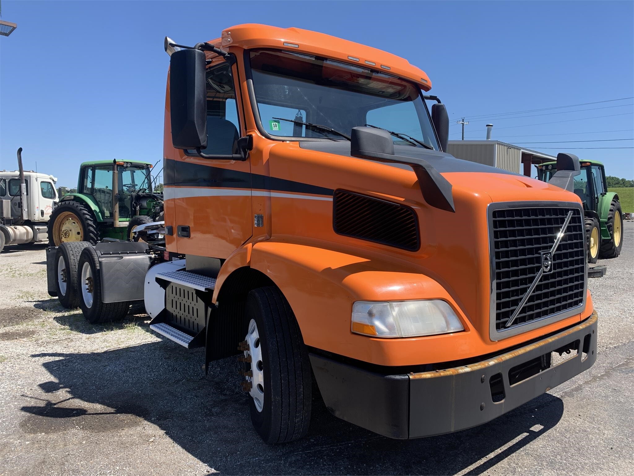 2017 Volvo VNM64T200 Semi Trucks/Trailer