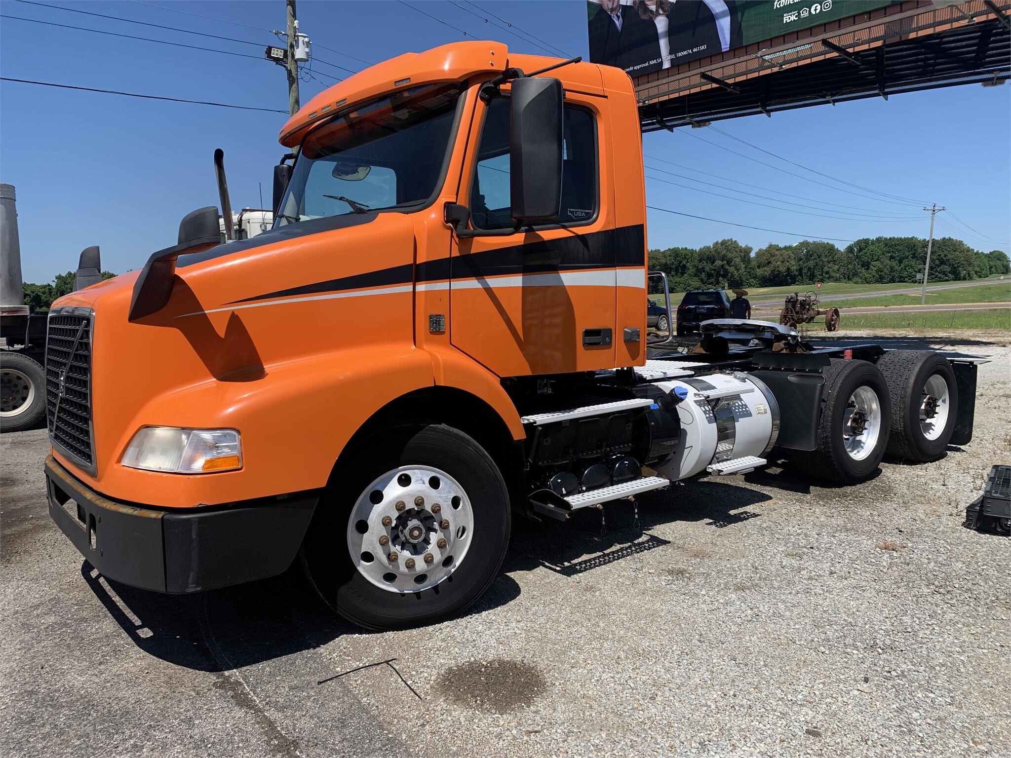 2017 Volvo VNM64T200 Semi Trucks/Trailer