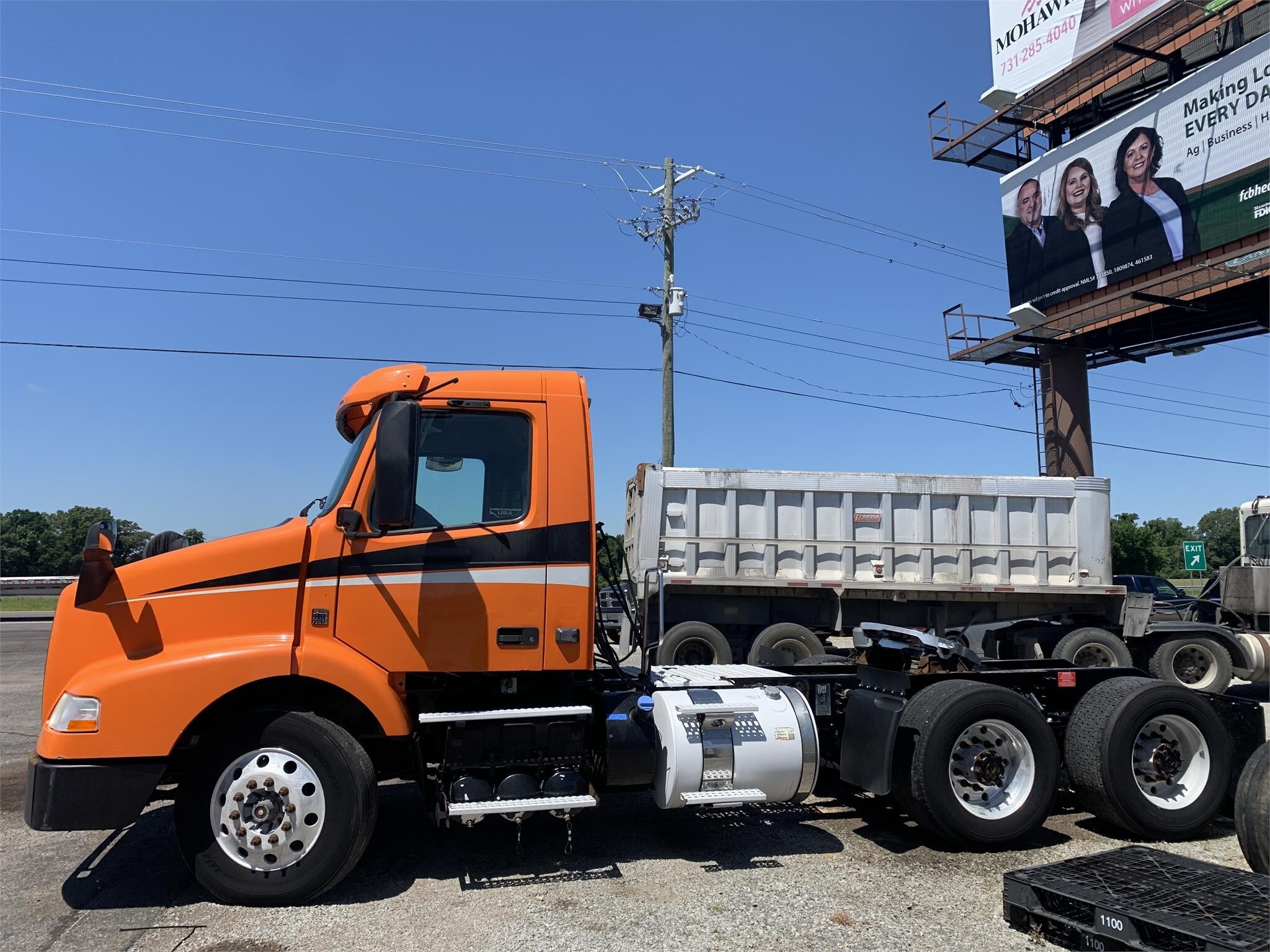2017 Volvo VNM64T200 Semi Trucks/Trailer