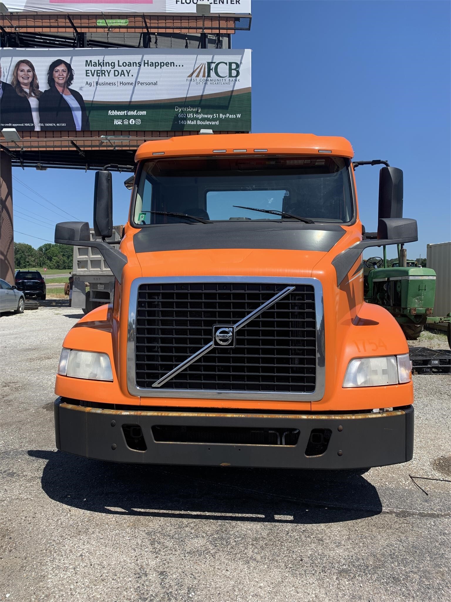 2017 Volvo VNM64T200 Semi Trucks/Trailer