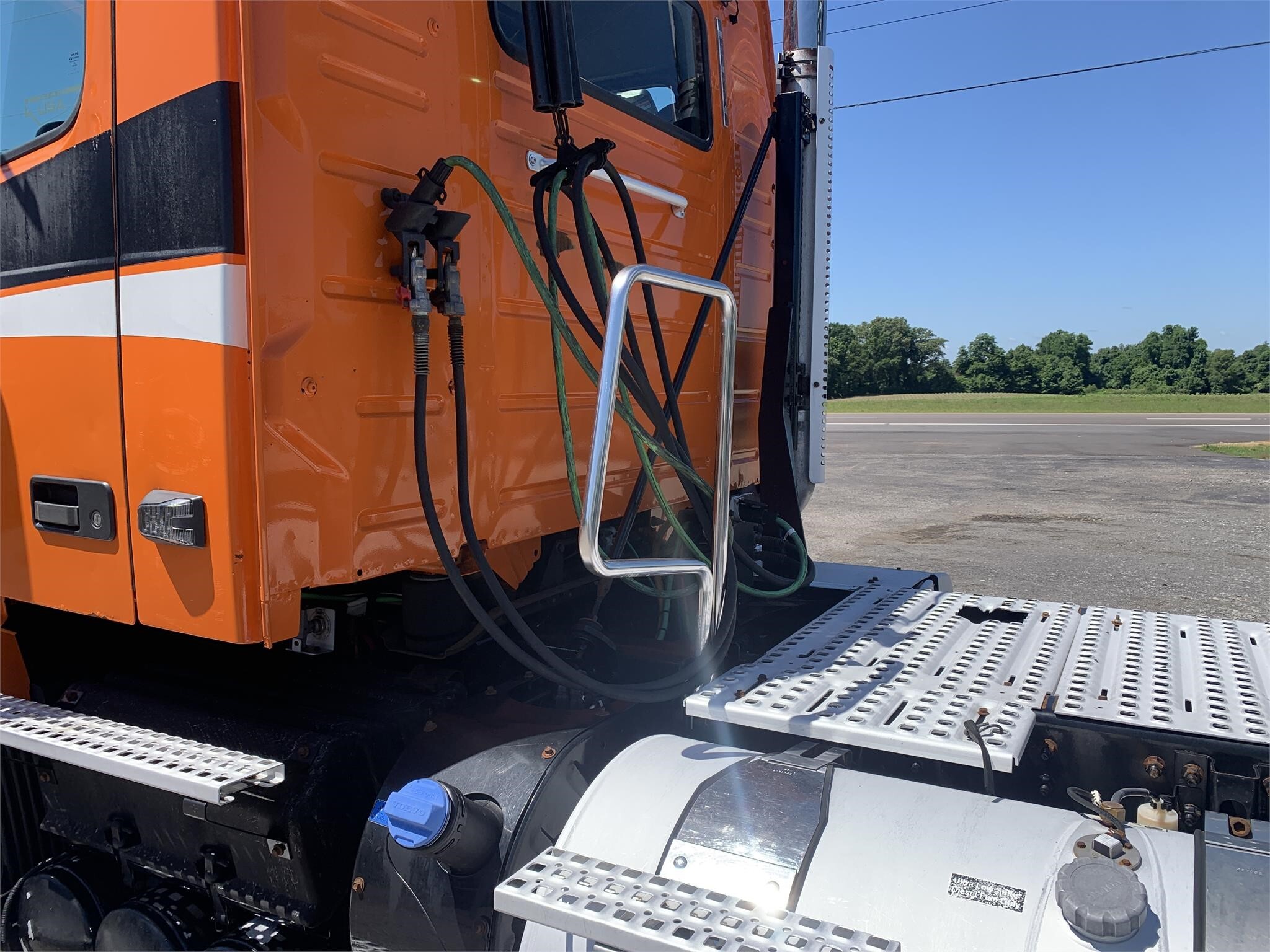 2017 Volvo VNM64T200 Semi Trucks/Trailer
