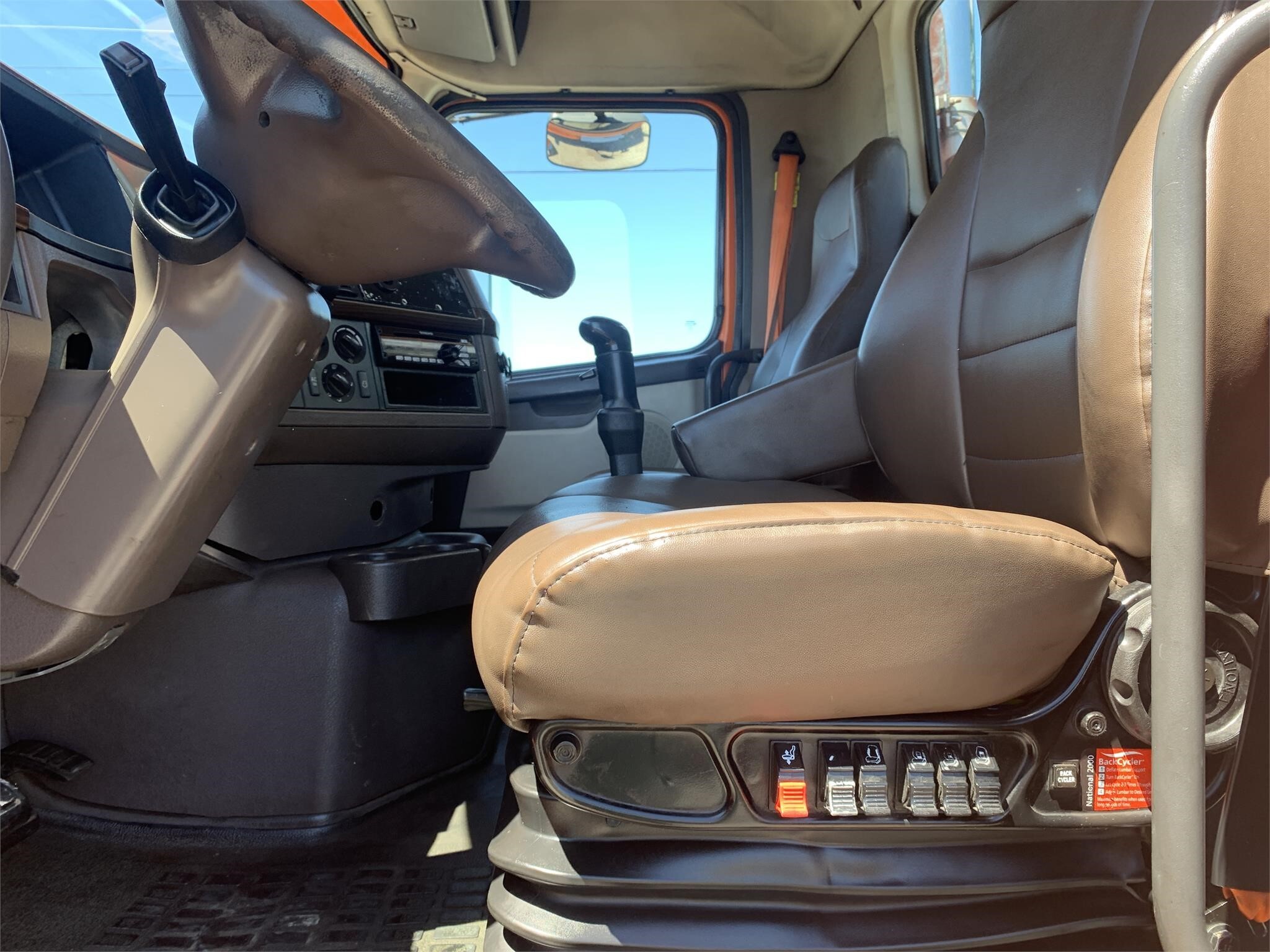 2017 Volvo VNM64T200 Semi Trucks/Trailer