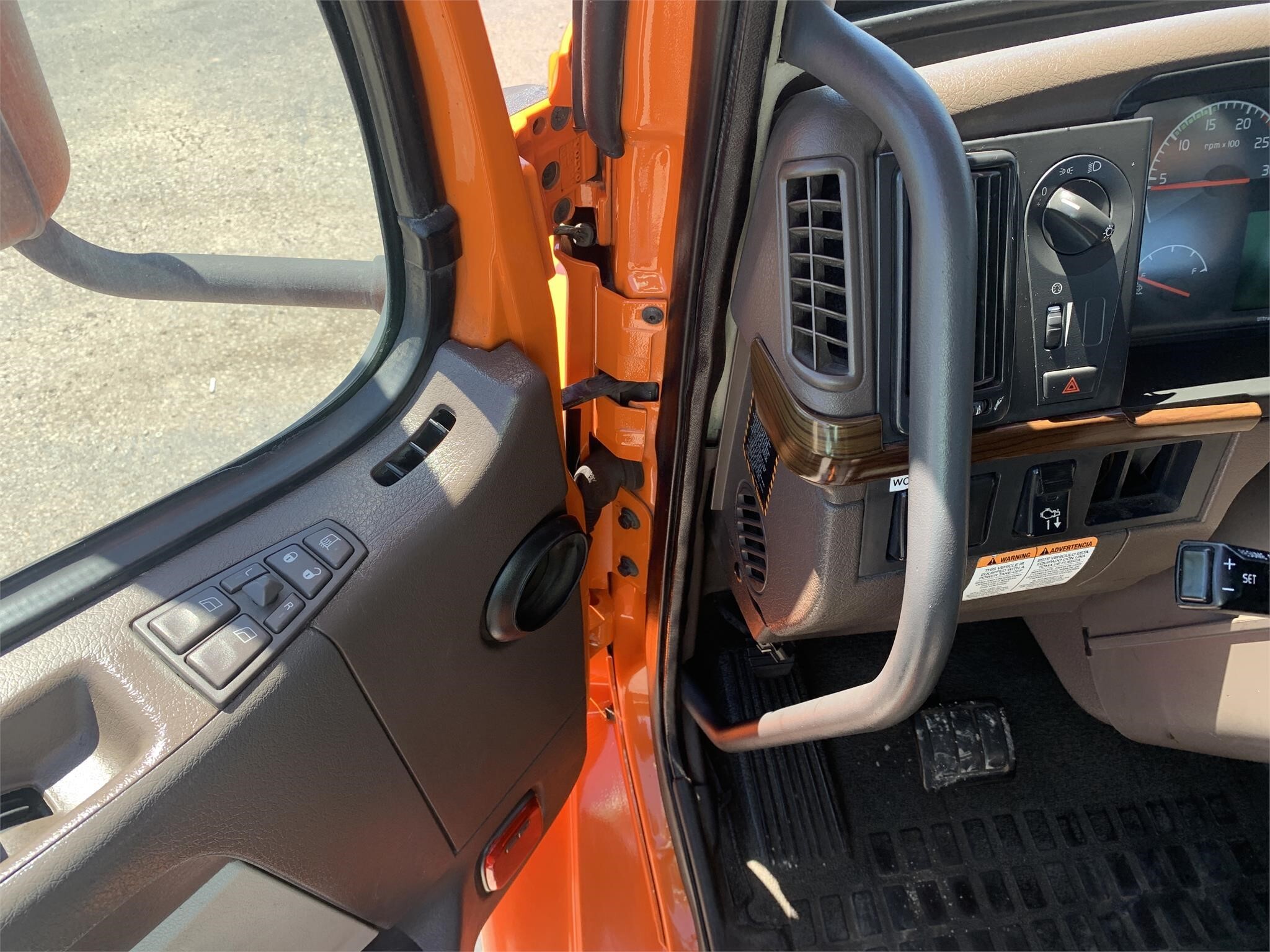 2017 Volvo VNM64T200 Semi Trucks/Trailer