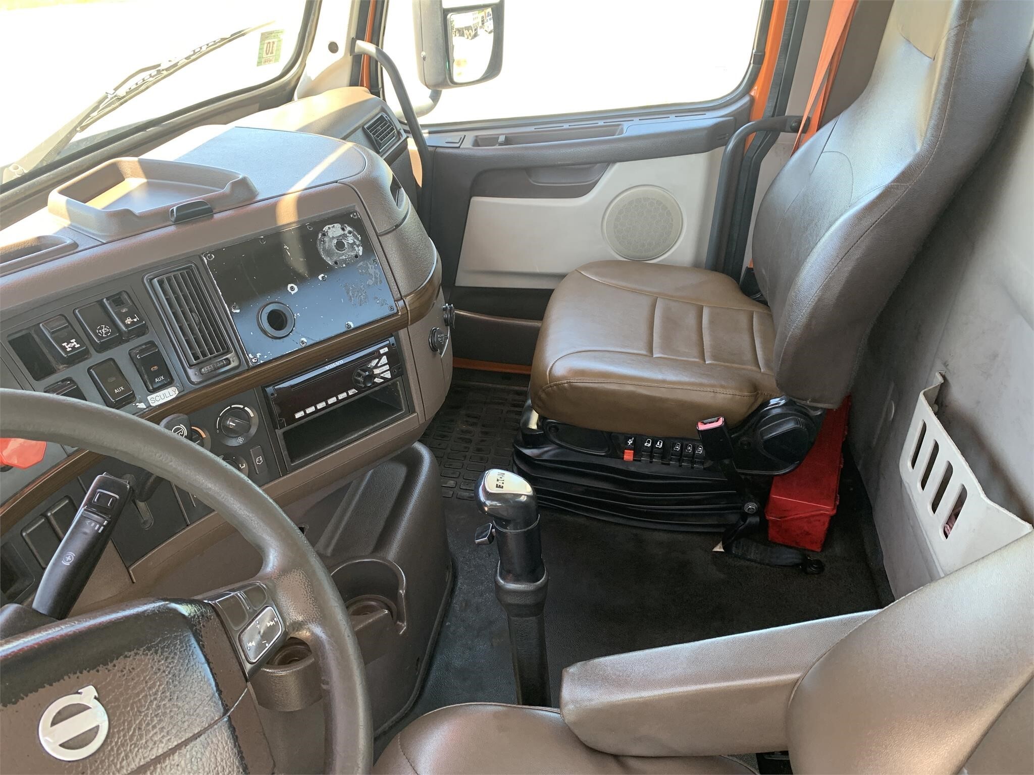 2017 Volvo VNM64T200 Semi Trucks/Trailer