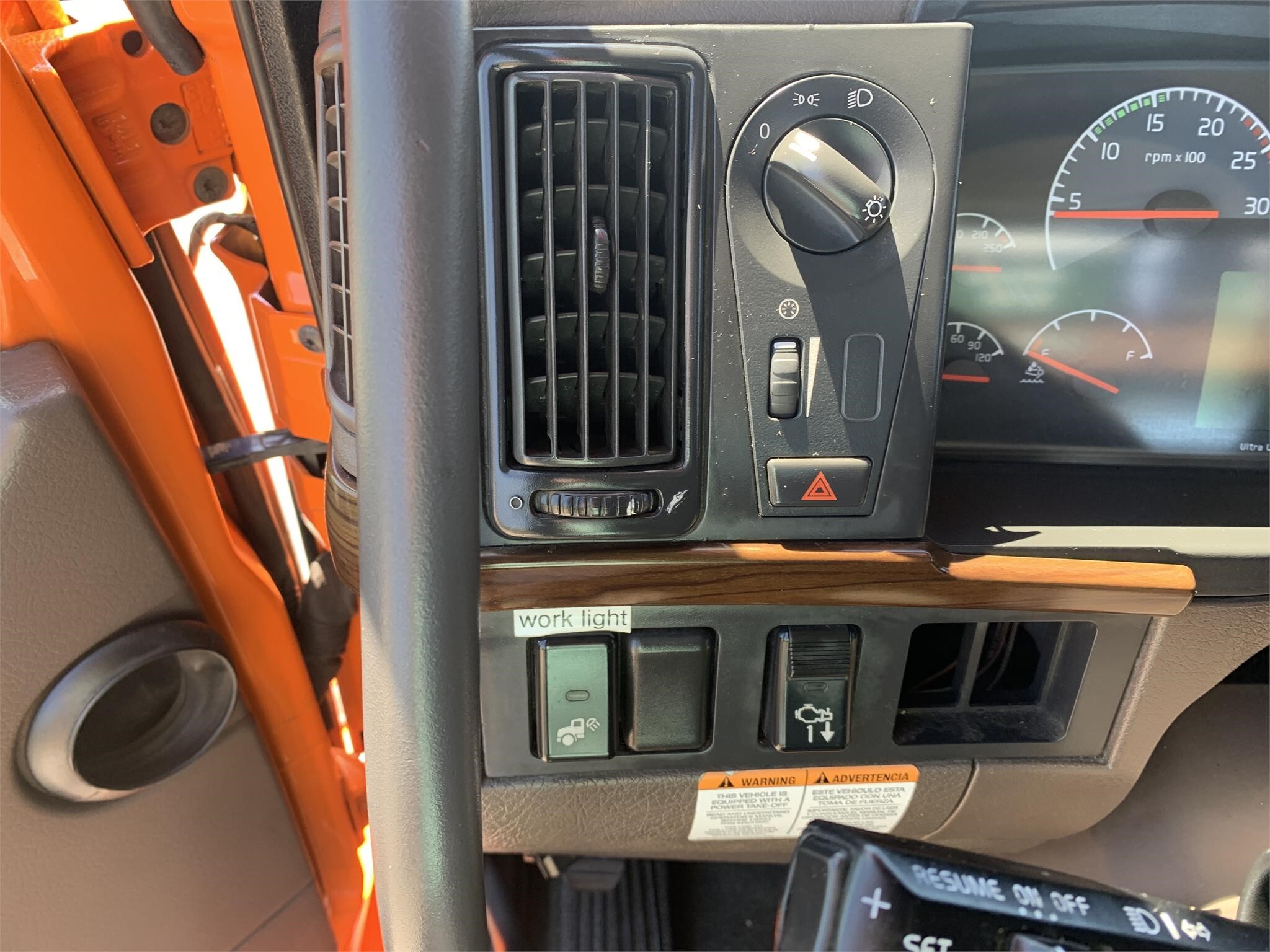 2017 Volvo VNM64T200 Semi Trucks/Trailer