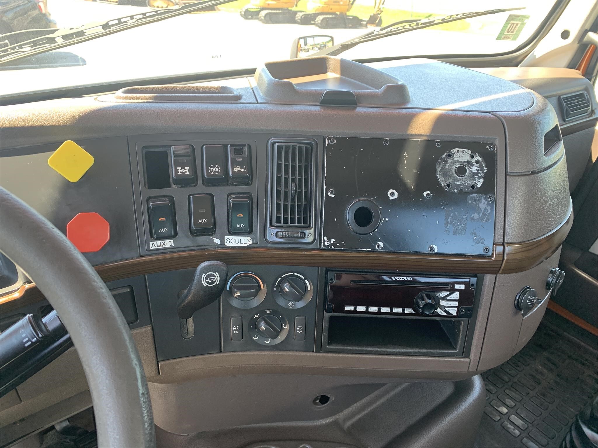 2017 Volvo VNM64T200 Semi Trucks/Trailer