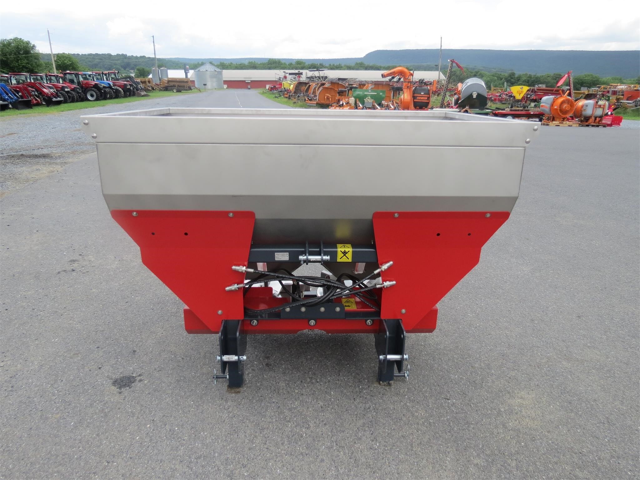 2025 BMC SYNTRA 1000 Pull-Type Fertilizer Spreader