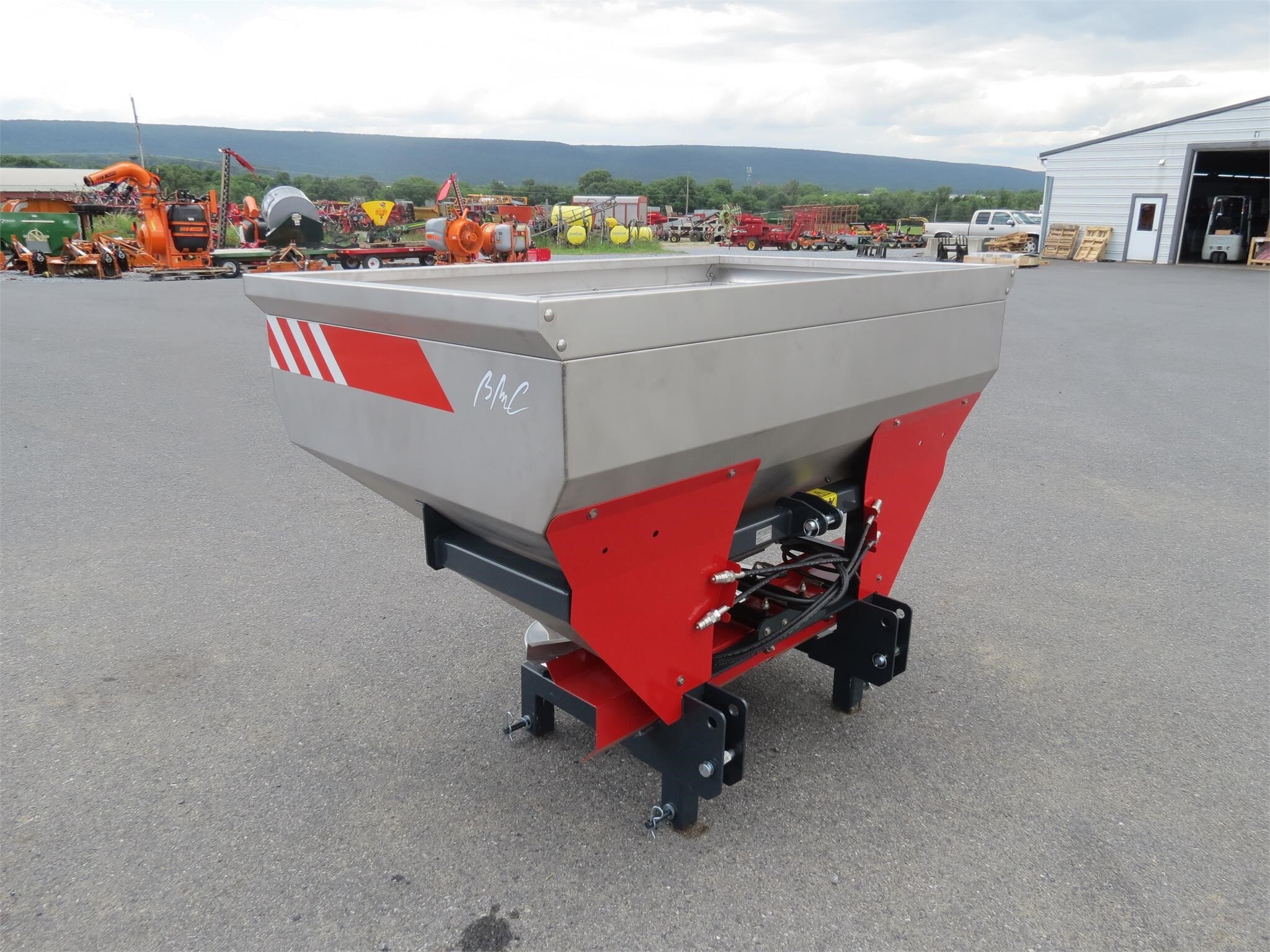 2025 BMC SYNTRA 1000 Pull-Type Fertilizer Spreader