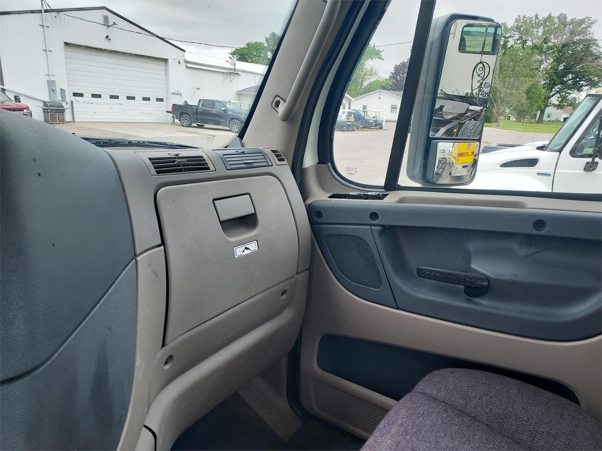 2013 Freightliner Cascadia 125 Semi Trucks/Trailer