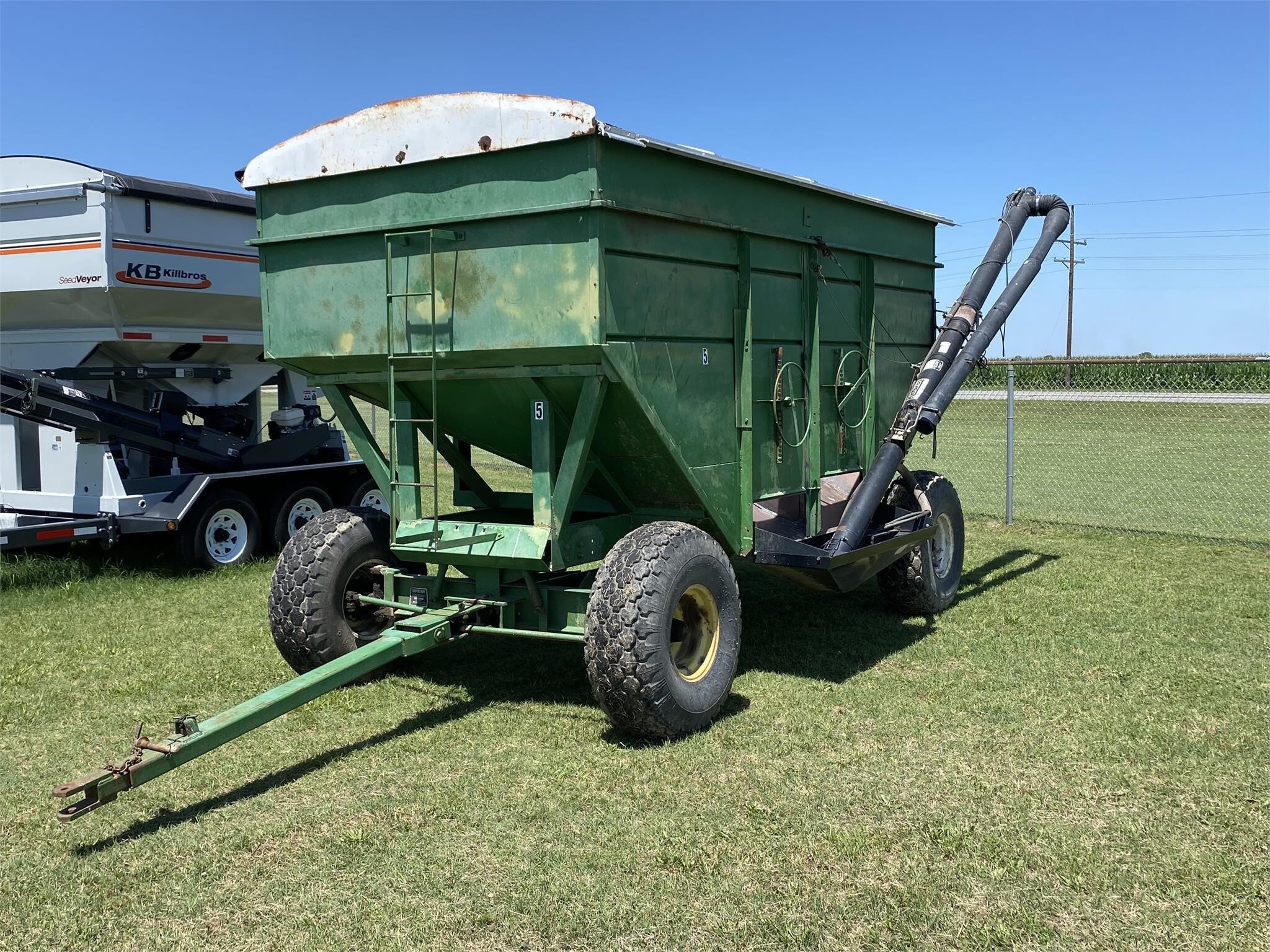  M&W 425B Gravity Wagon