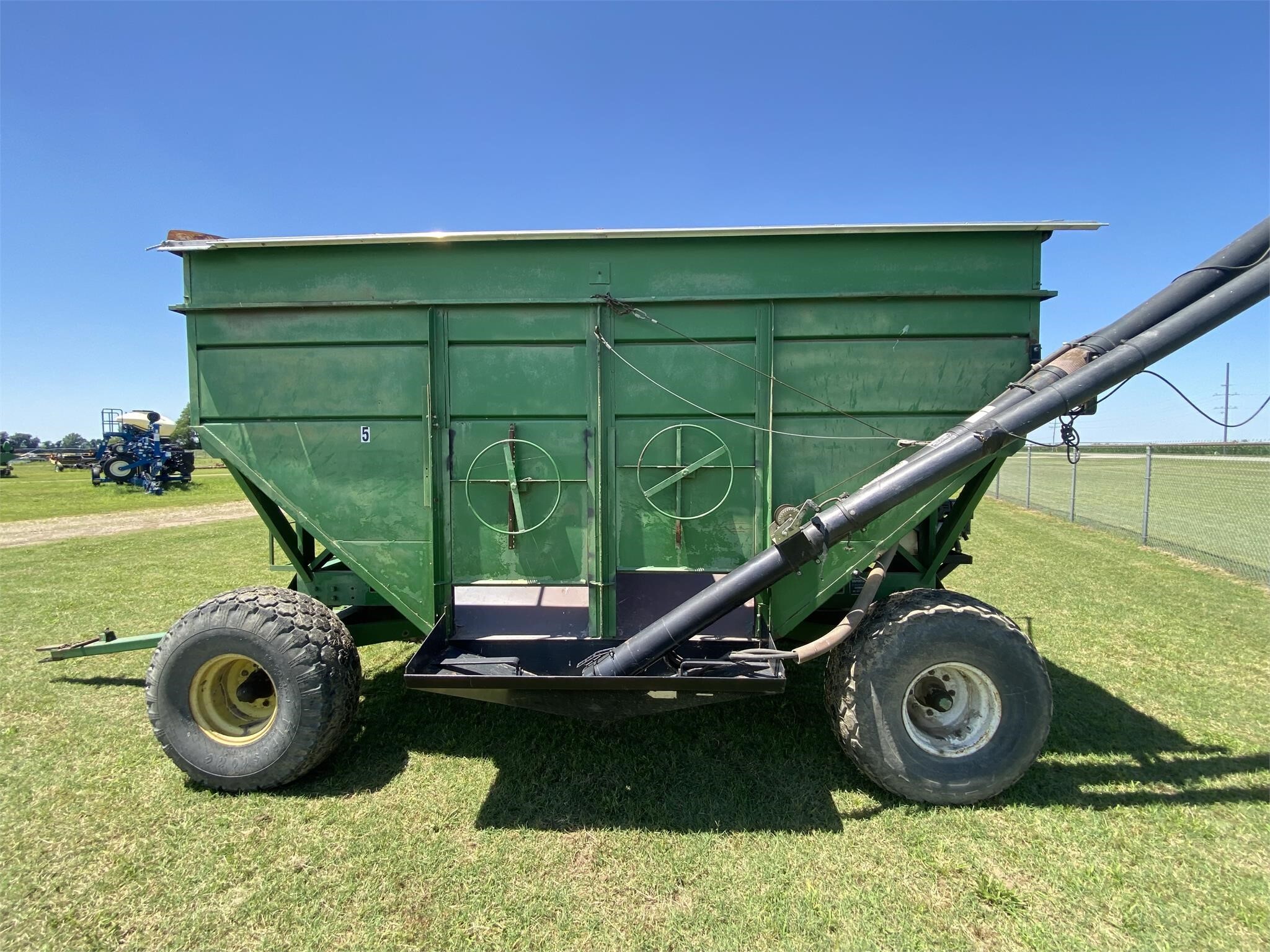  M&W 425B Gravity Wagon