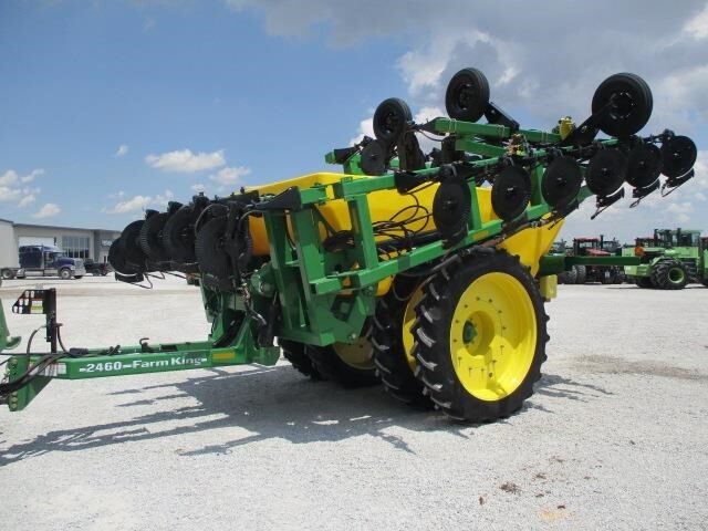  Farm King 2460 Pull-Type Sprayer