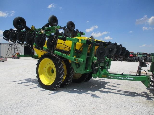  Farm King 2460 Pull-Type Sprayer