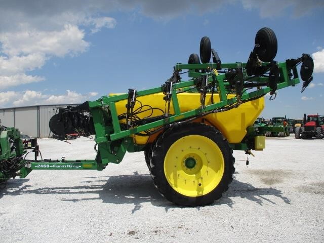  Farm King 2460 Pull-Type Sprayer