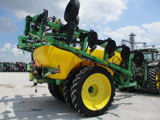  Farm King 2460 Pull-Type Sprayer