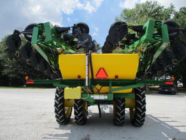  Farm King 2460 Pull-Type Sprayer