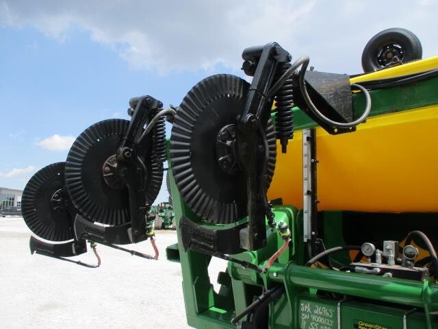 Farm King 2460 Pull-Type Sprayer