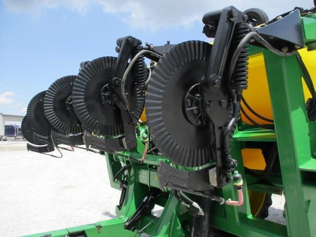  Farm King 2460 Pull-Type Sprayer