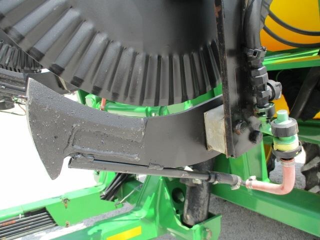  Farm King 2460 Pull-Type Sprayer