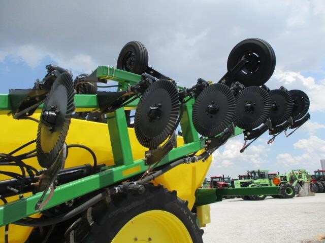  Farm King 2460 Pull-Type Sprayer