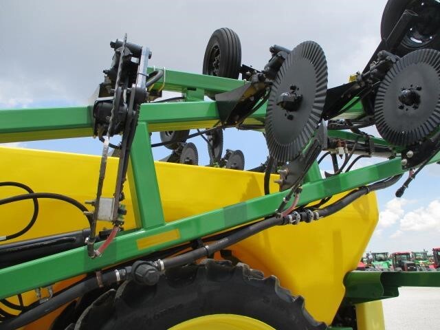  Farm King 2460 Pull-Type Sprayer