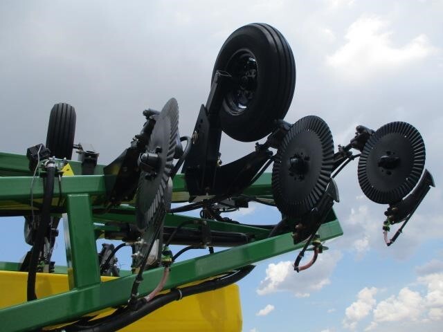  Farm King 2460 Pull-Type Sprayer