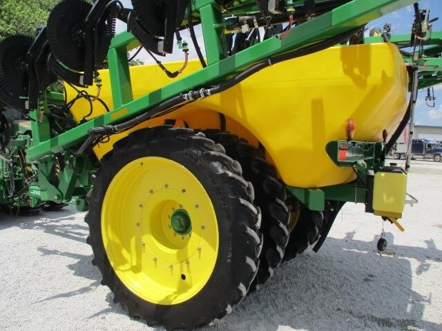  Farm King 2460 Pull-Type Sprayer