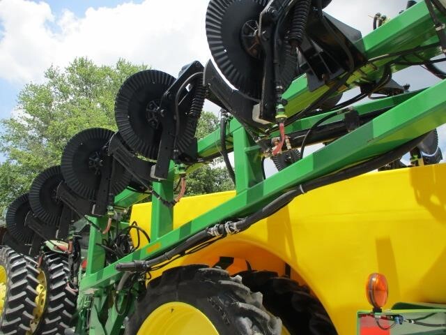  Farm King 2460 Pull-Type Sprayer
